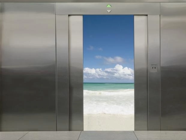otwarta winda z widokiem na morze