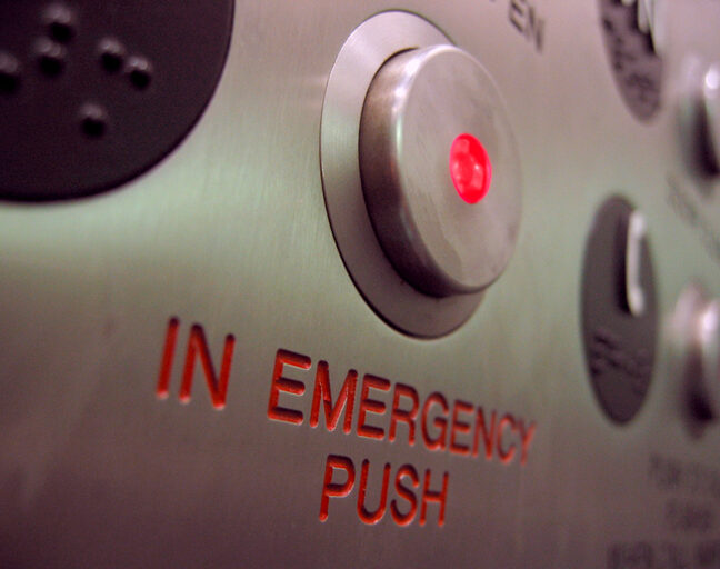 przycisk emergency w windzie