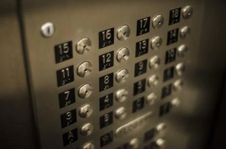 dużo przycisków w windzie