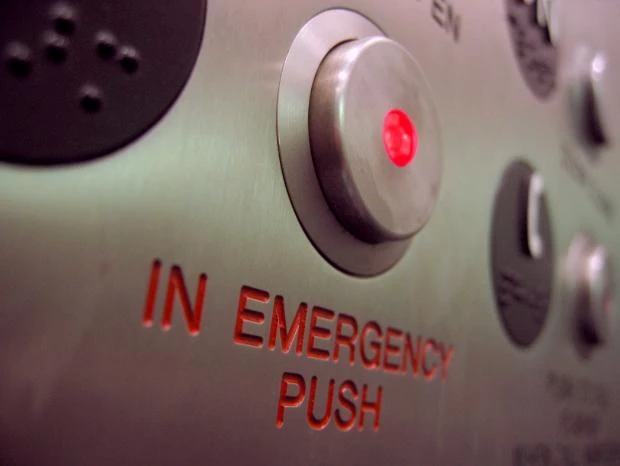 przycisk pomocy w windzie